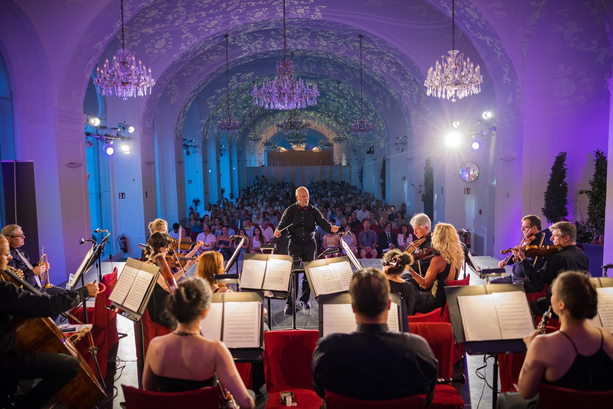 Conductor, orchestra and audience in the Orangery